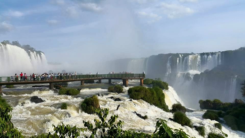 Brezilya'nın Ünlü Şelalesi Iguazu Şelalelerinin Gezinti ve Seyir Platformu