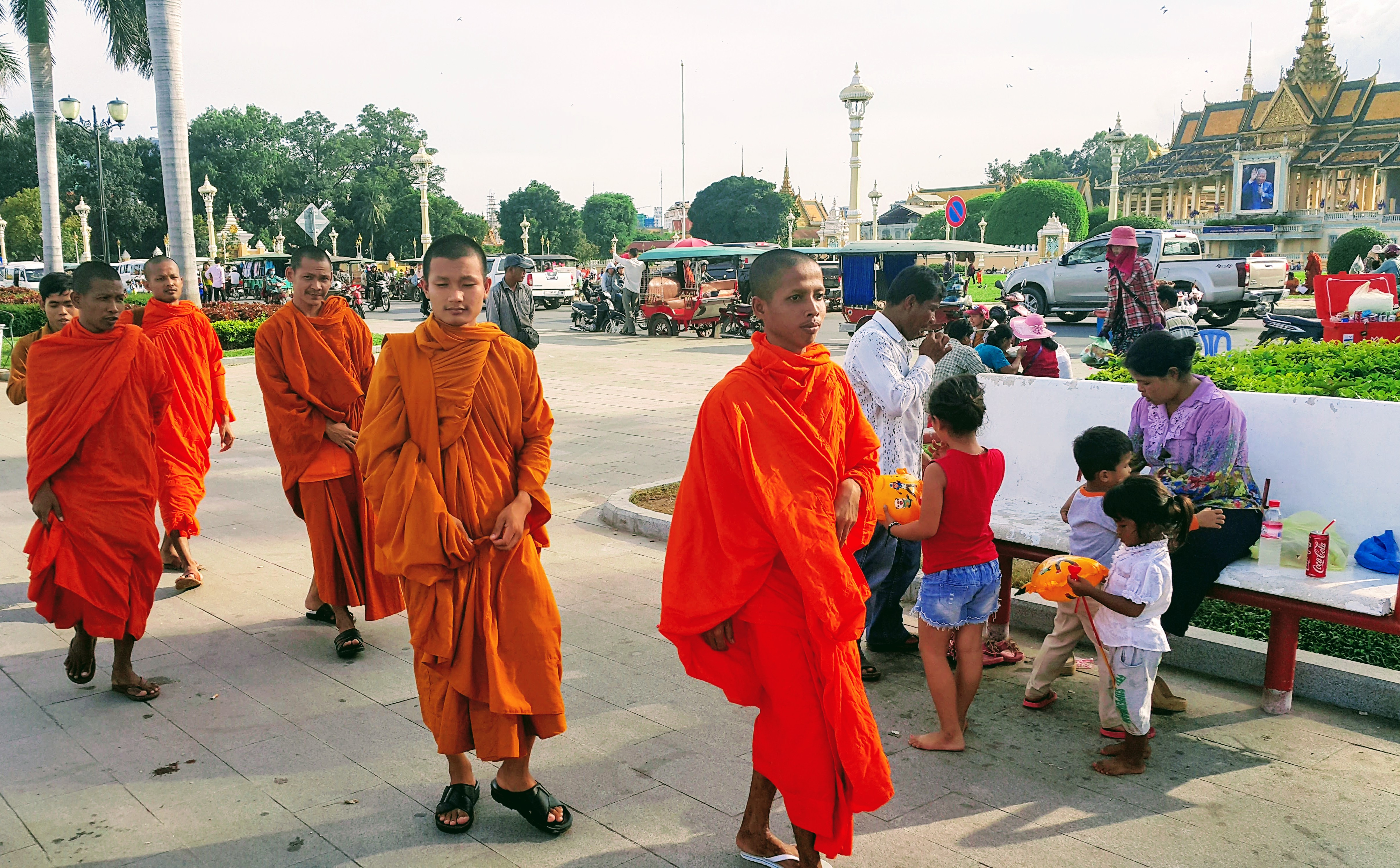 Kraliyet Sarayı Parkı'nda Yürüyen Budist Rahip Öğrencileri