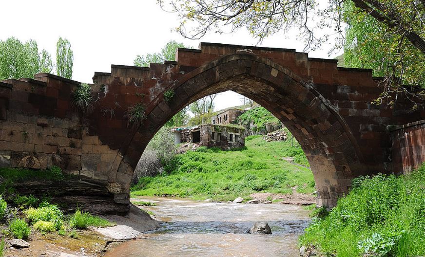 Ahlat 'ta Gezilecek Yerler Emir Bayındır Köprüsü