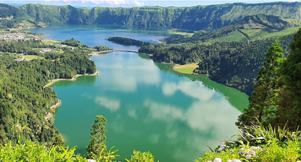 Lagoa Azol ve Verde Krater Gölü